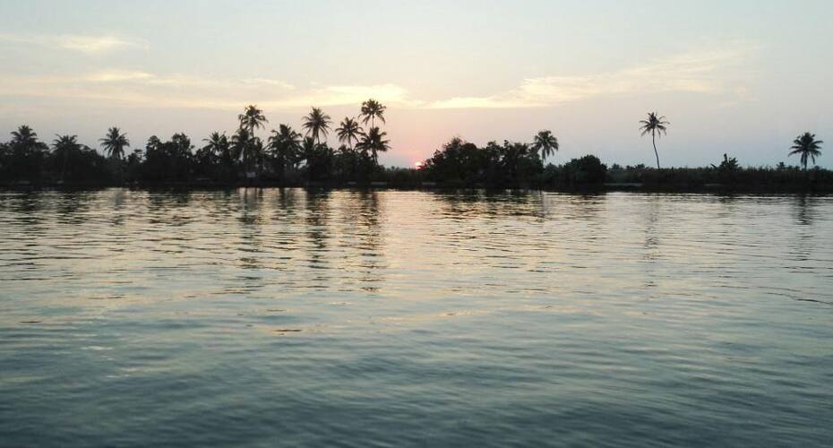 Lake View Deluxe Houseboat, Kumarakom 5